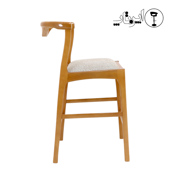 صندلی اپن چوبی رونیز با پایه‌های چهارگانه چوب راش و نشیمن پارچه‌ای روشن از برند اپن تاپ.